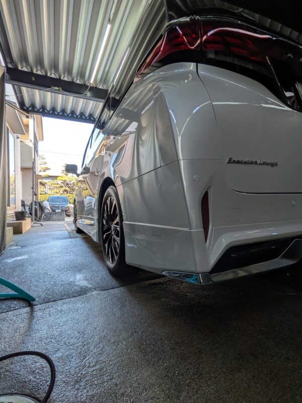 トヨタ 40アルファード Executive Loungeのリアビュー|定期メンテナンスで保たれたボディの艶