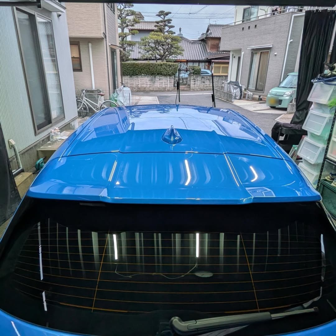 BMW M135のルーフとリアスポイラー 洗車後の映り込み