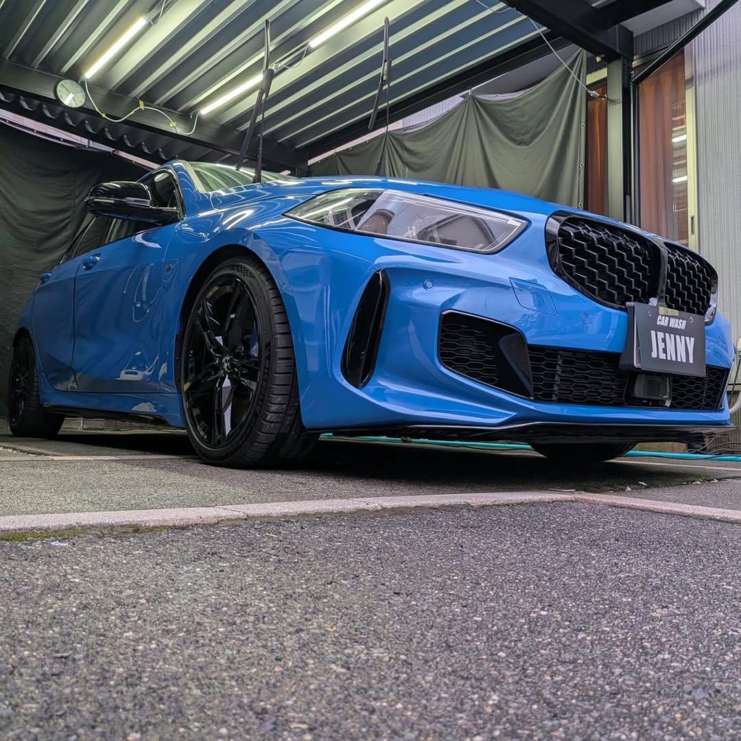 定期洗車を終えたBMW M135 斜め前から