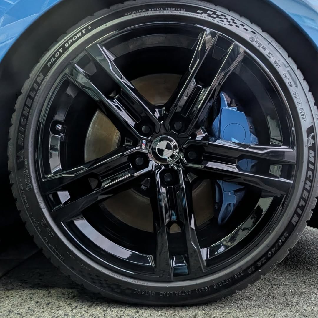 BMW M135のブラックホイールとブルーのブレーキキャリパー 洗車後