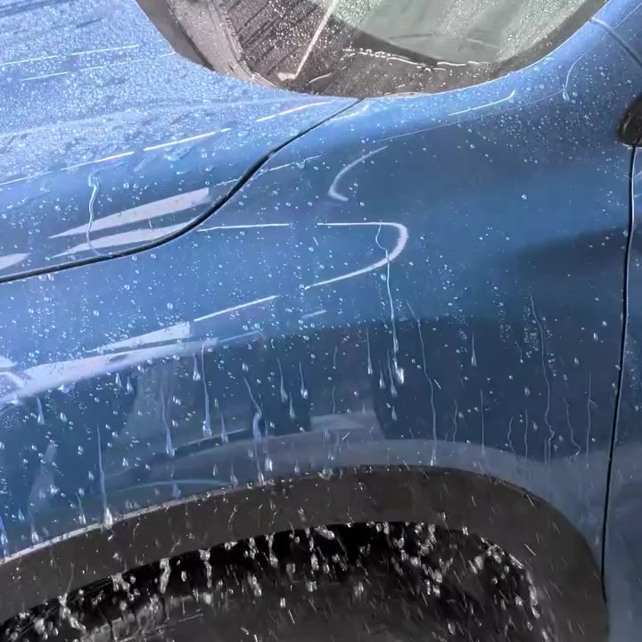 コーティング施工後のSUBARU フォレスター ガイザーブルー。フェンダーの撥水の様子