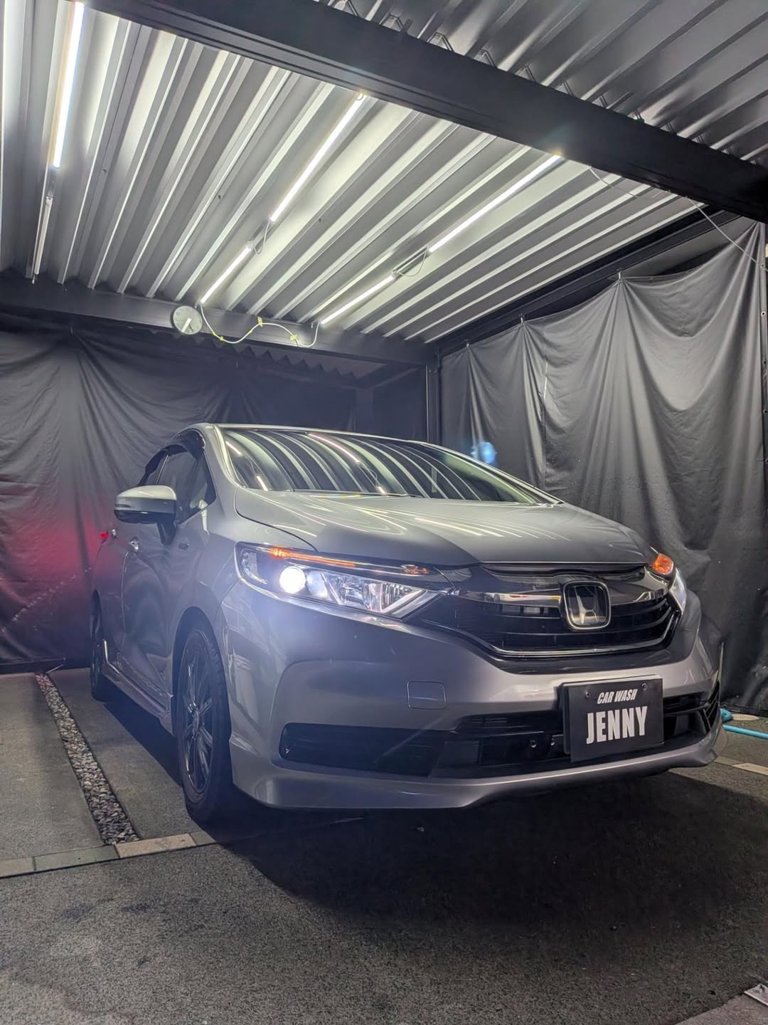 Standard洗車を終えたHONDA シャトル 斜め前から