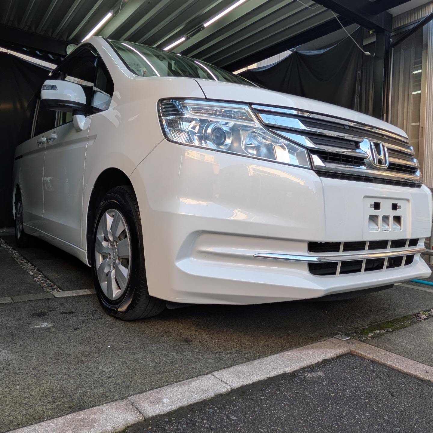 Standard洗車後のHONDA ステップワゴン(RK型)フロント